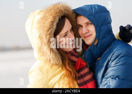 Outdoor Ritratto di giovane coppia freddo inverno. Foto Stock