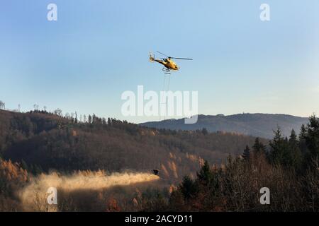 Foresta di depilazione con l'elicottero nella Foresta Nera del sud Foto Stock