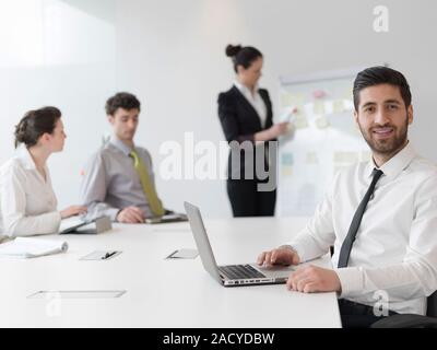 Ritratto di giovane arabo moderno business man in ufficio Foto Stock