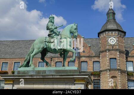 Il Rathaus, Jan-Wellem-Reiterdenkmal, Marktplatz, Düsseldorf, Nordrhein-Westfalen, Deutschland Foto Stock