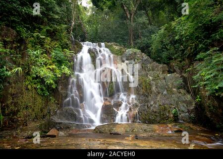 La bellezza di Khuoi Nhi cascata in Thuong Lam, Na Hang, Tuyen Quang Provincia, Vietnam Foto Stock