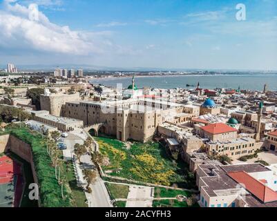 Vista della città antica di Akko (ACRE) sul Mediterraneo withe mare e nuvole sullo sfondo, Medio Oriente, Israele Foto Stock