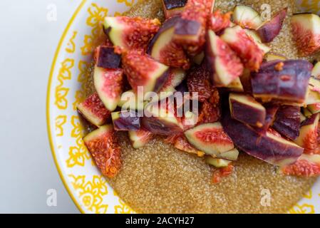 Porridge di amaranto per la prima colazione con i fichi in una ciotola gialla vista superiore Foto Stock