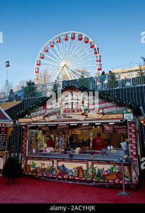 Pressione di stallo di cibo e la grande ruota fairground ride. Edinburgh Mercatino di Natale e fiera. Scozia Foto Stock