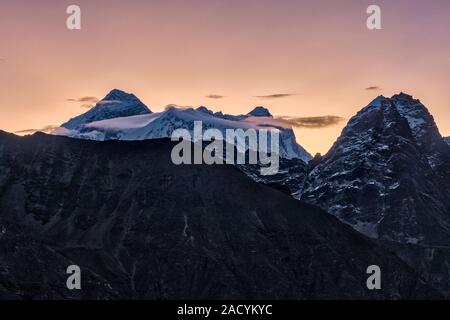 I vertici di Mt. Everest, Mt. Sul Lhotse e Mt. Sul Nuptse, prima del sorgere del sole Foto Stock