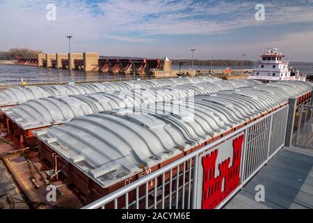 Illinois City, Illinois - un rimorchiatore spinge chiatte contenente del mais e della soia attraverso Lock & Dam n. 16 sulla parte superiore del fiume Mississippi. Foto Stock