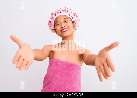 Donna sorridente in cuffia per doccia Foto stock - Alamy