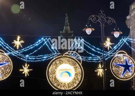 Le luci di natale decorazione lungo il filamento Foto Stock