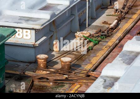 Illinois City, Illinois - cavi a legare insieme le chiatte contenente il mais e la soia mobile attraverso il Lock & Dam n. 16 sulla parte superiore del fiume Mississippi. Foto Stock