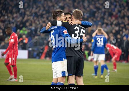 Grande gioia al fischio finale a Matija NASTASIC (GE) (l.), Ozan KABAK (GE) e il portiere Alexander NUEBEL (NUBEL) (GE); Soccer 1. Bundesliga, XIII GIORNATA, FC Schalke 04 (GE) - Unione europea Berlino (UB) 2: 1, su 29/11/2019 a Gelsenkirchen / Germania. DFL regolamenti vietano qualsiasi uso delle immagini come sequenze di immagini e / o quasi-video | Utilizzo di tutto il mondo Foto Stock