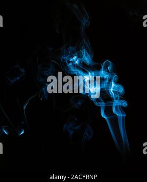 Close up di fumo su sfondo nero. Fumo immagine stock. Nuvola di fumo. Nuvole di nebbia, foschia fumosa e realistico effetto nuvoloso. La condensazione gli effetti del fumo, Foto Stock