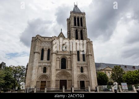 Ad ovest la facciata della Basilica Cattedrale di Saint Denis, Parigi Foto Stock