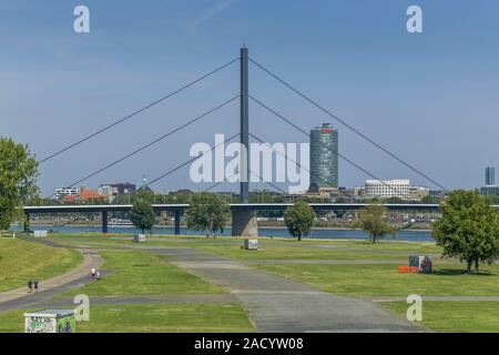 Rheinkniebrücke, linksrheinische Rheinwiesen, Düsseldorf, Nordrhein-Westfalen, Deutschland Foto Stock