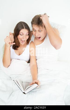 La donna incinta e il marito libro di lettura Foto Stock