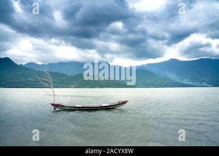 Un giro in laguna Lang Co Bay. Giro una laguna è una popolare attrazione turistica Foto Stock