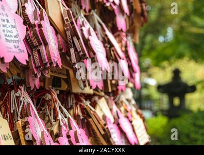 Pile di woden " Ema" targhe votive in uno dei Tokyo alle tempie, Giappone Foto Stock