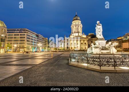 Il bellissimo Gendarmenmarkt con la statua di Schiller a Berlino di notte Foto Stock