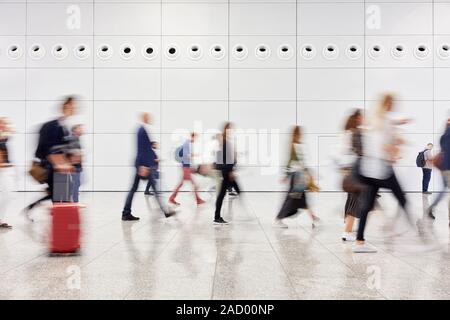 Molti anonimo sfocato chi viaggia in aeroporto o in una fiera commerciale Foto Stock