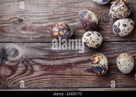 Gruppo di uova di quaglia su sfondo thewooden Foto Stock