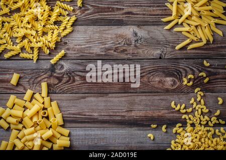 Miscelate la pasta secca selezione su sfondo di legno. Foto Stock