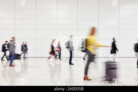 Molte persone anonime andare in viaggio da hall in aeroporto Foto Stock