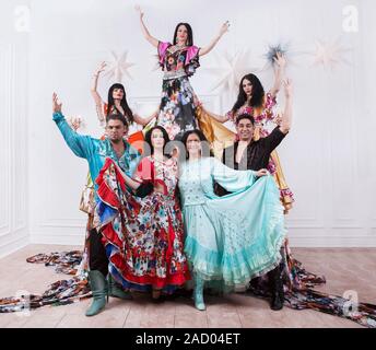 Gypsy Dance group in costumi nazionali. foto con spazio di copia Foto Stock