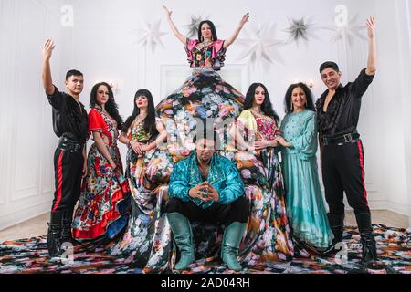 Il gruppo di musica da ballo in costumi degli zingari in posa sul palco Foto Stock