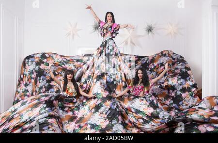 Gypsy Dance group in costumi nazionali. foto con spazio di copia Foto Stock