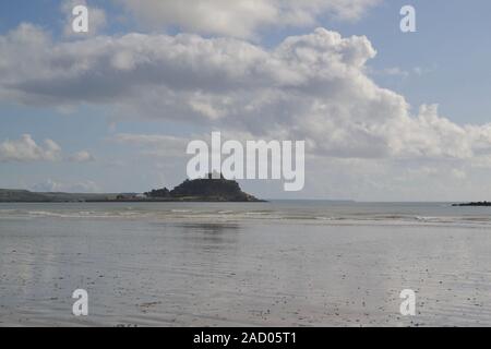 St Michaels mount con cani e gabbiani Foto Stock