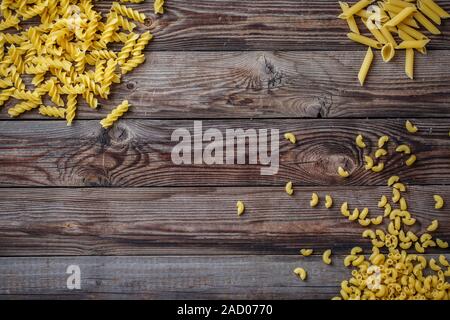 Miscelate la pasta secca selezione su sfondo di legno. Foto Stock