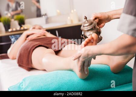 Ayurvedico per i piedi Massaggio terapia procedura con olio Foto Stock