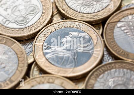 In prossimità di un palo della British Pound due monete con il fuoco selettivo sulle parole " due libbre' Foto Stock