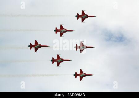 Squadrone di acrobazia aerea Patrouille Suisse formazione in Wangen - risate. Eiger Formazione Foto Stock