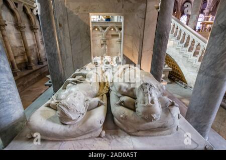 Sculture in marmo recumbent di Enrico II e Caterina de' Medici sulla loro tomba nella Basilica Cattedrale di Saint-Denis, Parigi Foto Stock