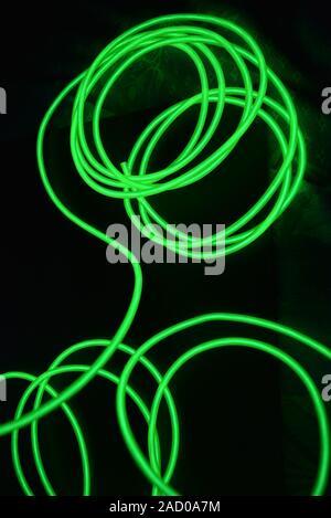 Tossico luminoso verde fili di elettroluminescenza con forme e strutture diverse. Foto Stock