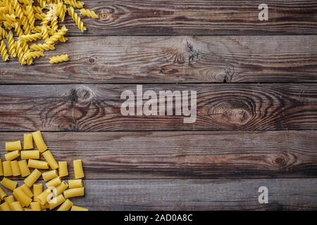 Miscelate la pasta secca selezione su sfondo di legno. Foto Stock