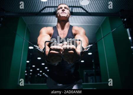 Close-up di man#39;s mani tirando le funi di cavo Foto Stock