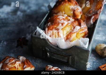 In casa frittelle di mele con cannella smalto /Autunno ringraziamento dessert Foto Stock