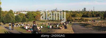 Londra - CIRCA NEL SETTEMBRE 2019: ampia vista panoramica sullo skyline di Londra visto da di Primrose Hill, ad alta risoluzione Foto Stock