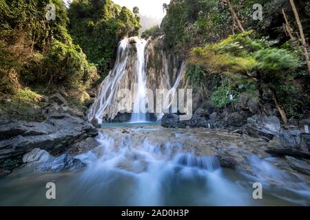 La bellezza di Khuoi Nhi cascata in Thuong Lam, Na Hang, Tuyen Quang Provincia, Vietnam Foto Stock