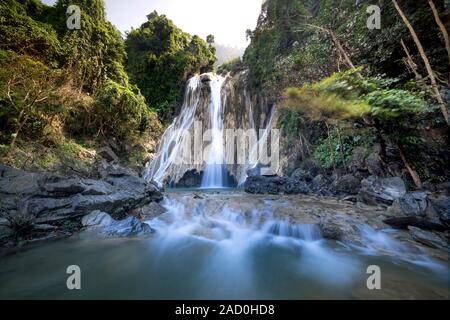 La bellezza di Khuoi Nhi cascata in Thuong Lam, Na Hang, Tuyen Quang Provincia, Vietnam Foto Stock