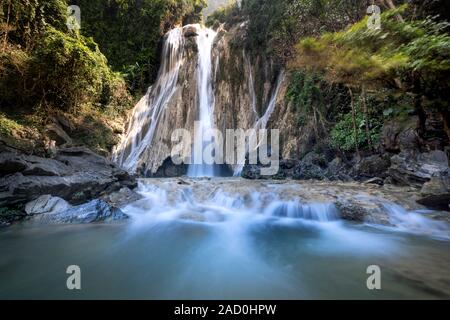 La bellezza di Khuoi Nhi cascata in Thuong Lam, Na Hang, Tuyen Quang Provincia, Vietnam Foto Stock