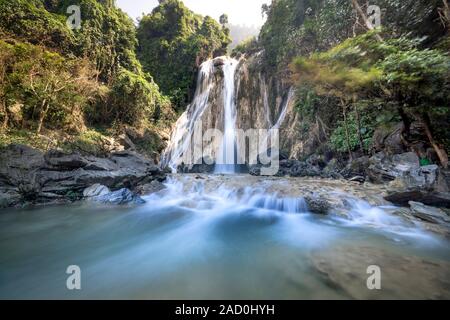 La bellezza di Khuoi Nhi cascata in Thuong Lam, Na Hang, Tuyen Quang Provincia, Vietnam Foto Stock