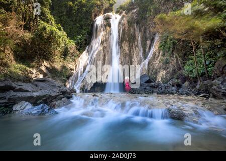 La bellezza di Khuoi Nhi cascata in Thuong Lam, Na Hang, Tuyen Quang Provincia, Vietnam Foto Stock