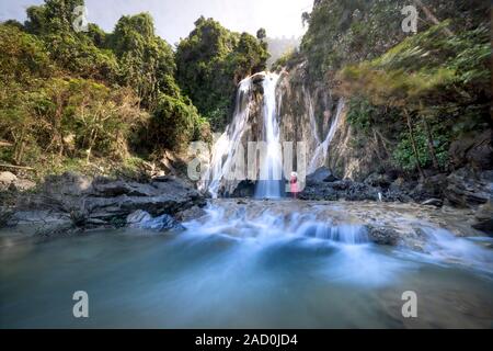 La bellezza di Khuoi Nhi cascata in Thuong Lam, Na Hang, Tuyen Quang Provincia, Vietnam Foto Stock