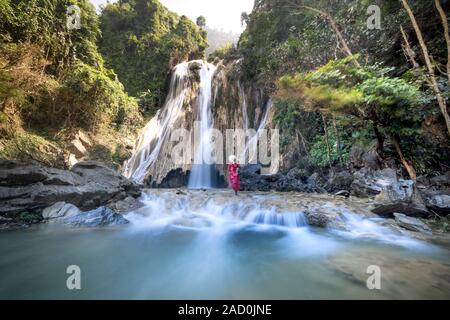 La bellezza di Khuoi Nhi cascata in Thuong Lam, Na Hang, Tuyen Quang Provincia, Vietnam Foto Stock