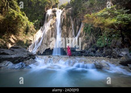 La bellezza di Khuoi Nhi cascata in Thuong Lam, Na Hang, Tuyen Quang Provincia, Vietnam Foto Stock