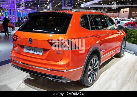 Bruxelles - Jan 10, 2018: Volkswagen Tiguan Allspace auto esposti all Expo di Bruxelles Autosalon motor show. Foto Stock