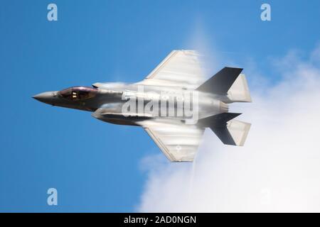 FAIRFORD, Regno Unito - Lug 13, 2018: US Air Force F-35 jet da combattimento aereo volo a RAF Fairford airbase. Foto Stock