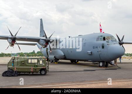 FAIRFORD, Regno Unito - Lug 13, 2018: Royal Canadian Air Force Lockheed C-130J-30 Hercules piano di trasporto sull'asfalto di RAF Fairford airbase. Foto Stock